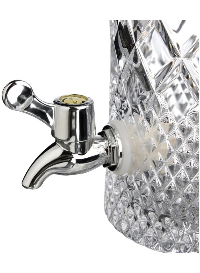 موزع مشروبات زجاجي فاخر بسعة 4.5 لتر، وعاء زجاج شفاف عالي الجودة بتصميم كلاسيكي مع نقوش هندسية بارزة Diamond Cut ونقوش طولية، غطاء زجاجي مزخرف بمقبض Finial أنيق، صنبور كرومي مانع للتسريب للاستخدام السريع، موزع مياه وعصائر وديتوكس وكوكتيلات ومشروبات باردة، مثالي لحفلات الزفاف، العزائم العائلية، البوفيهات الفاخرة، طاولة المشروبات Coffee Corner، تصميم طويل ومستقر بقاعدة مربعة عريضة، مثالي للعصائر الطبيعية والمياه الفوارة والمشروبات الغازية، إضافة ديكور أنيق للمطبخ والمنزل والمطاعم والفنادق والمناسبات الخاصة. - Image 4